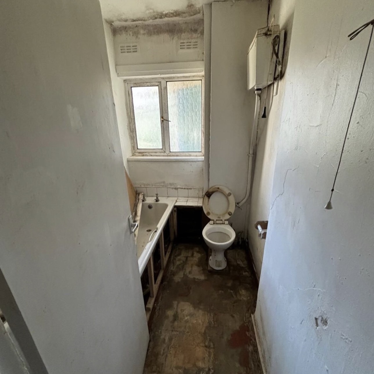 Bathroom before refurbishment